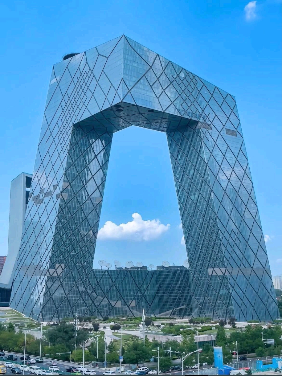 Maglev food delivery restaurant with hovering pods